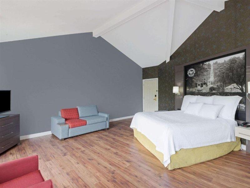Super 8 By Wyndham Sturbridge Hotel Exterior photo