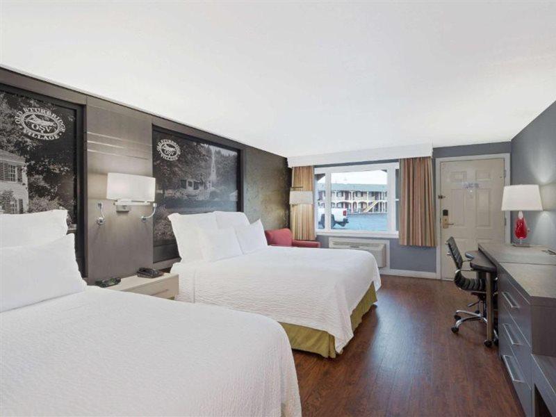 Super 8 By Wyndham Sturbridge Hotel Exterior photo