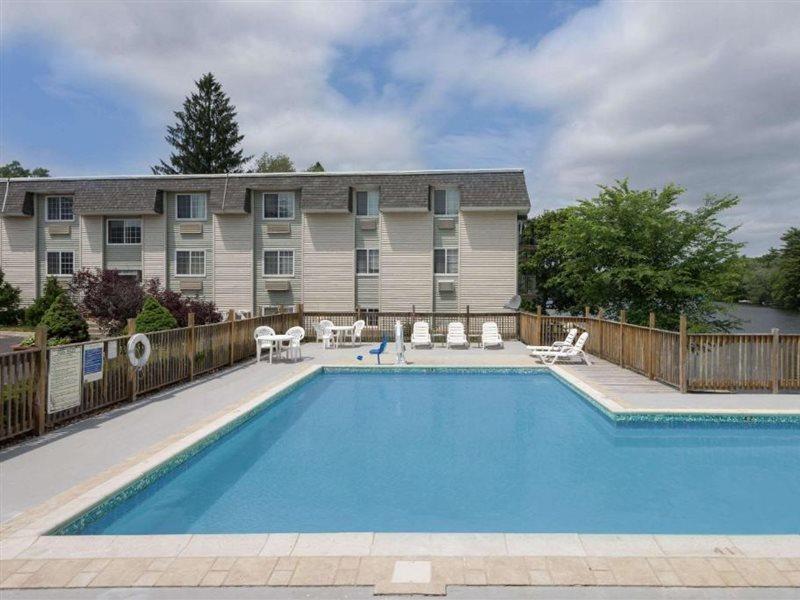 Super 8 By Wyndham Sturbridge Hotel Exterior photo
