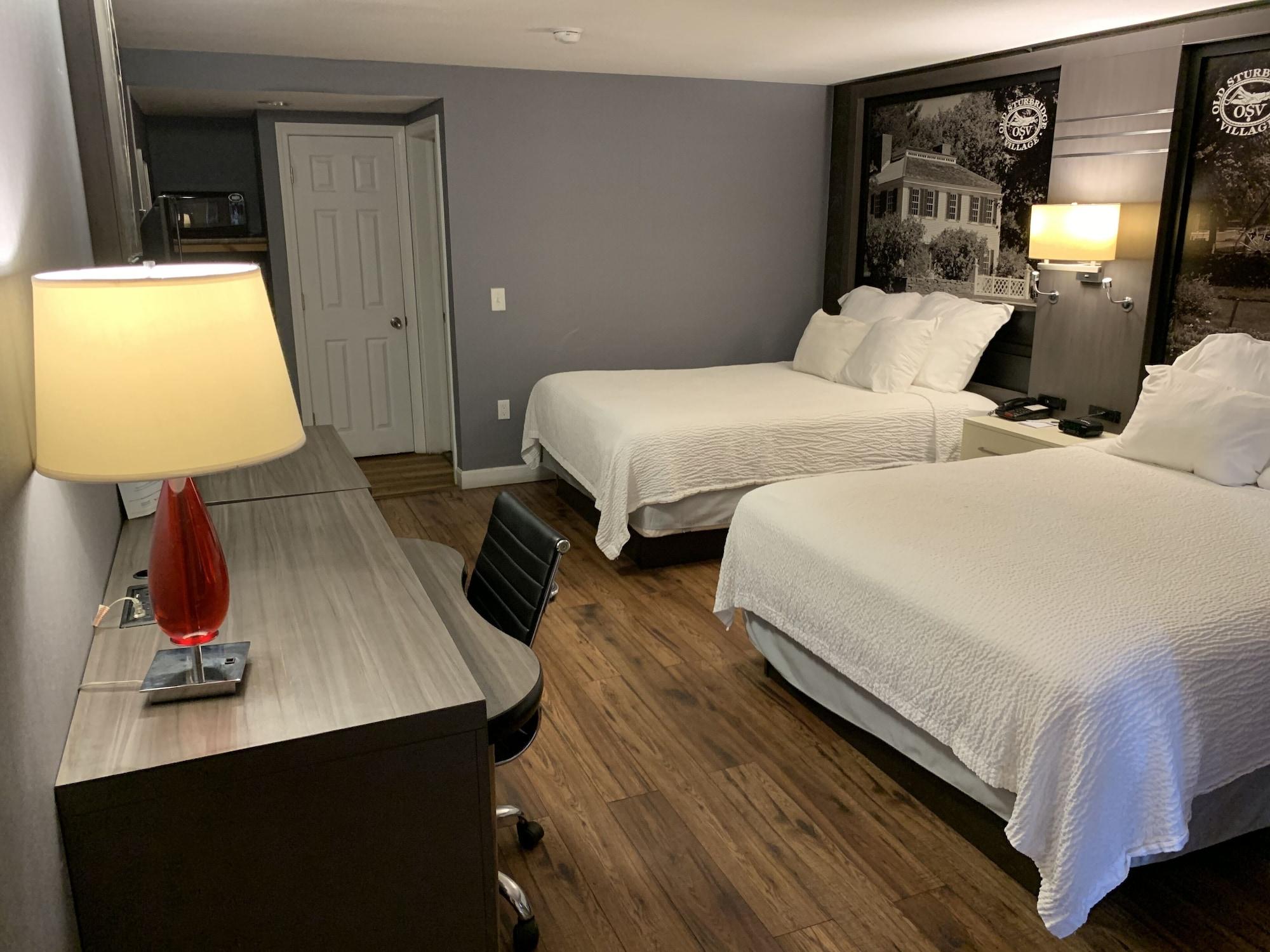 Super 8 By Wyndham Sturbridge Hotel Exterior photo