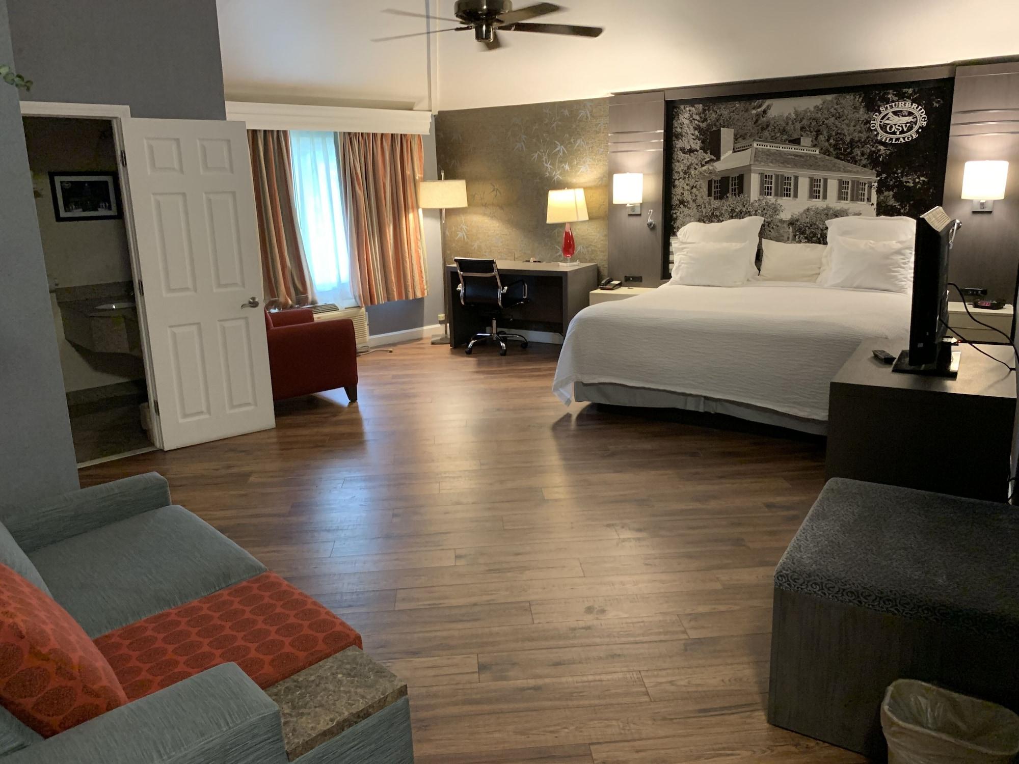 Super 8 By Wyndham Sturbridge Hotel Exterior photo