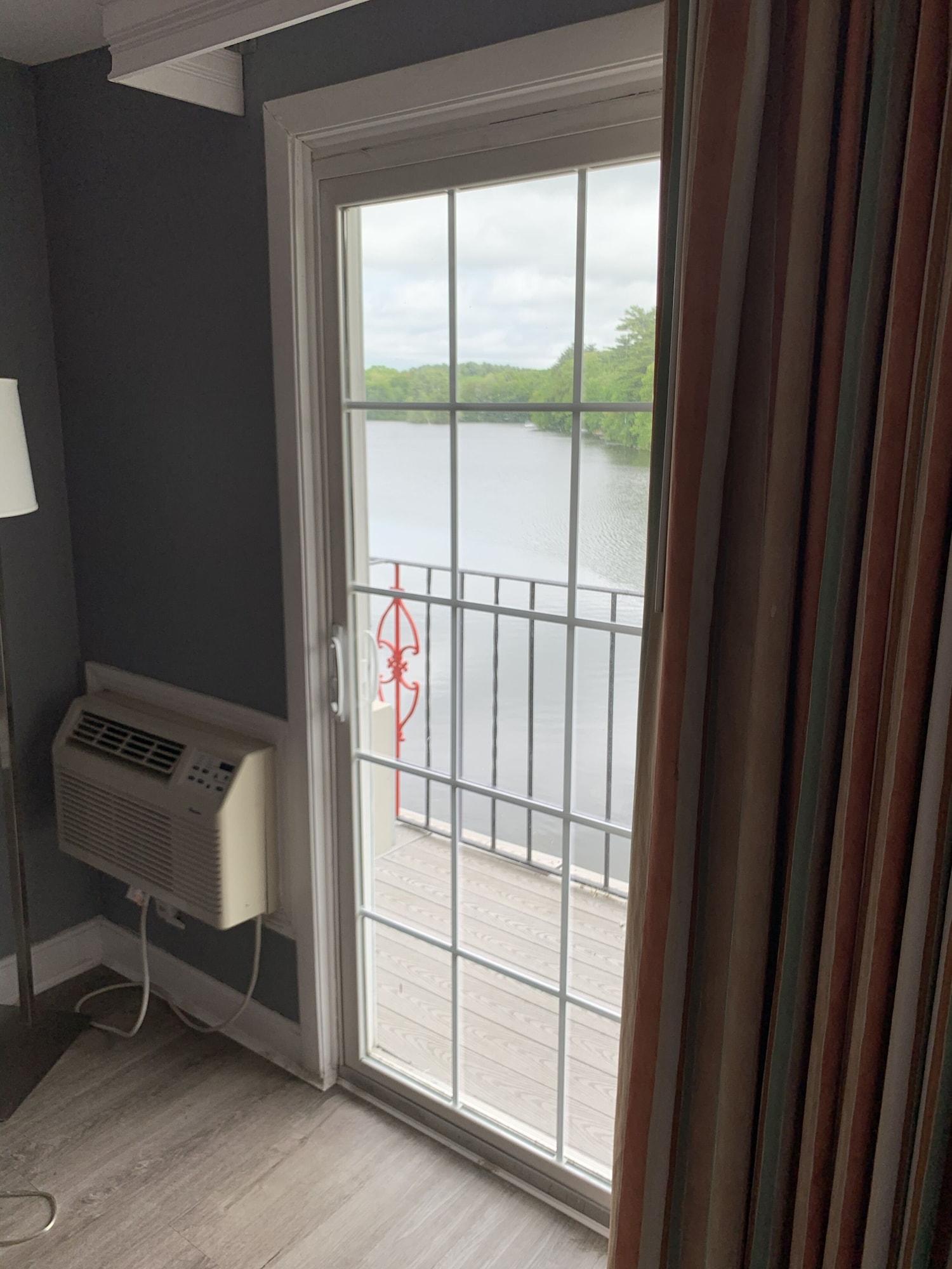 Super 8 By Wyndham Sturbridge Hotel Exterior photo