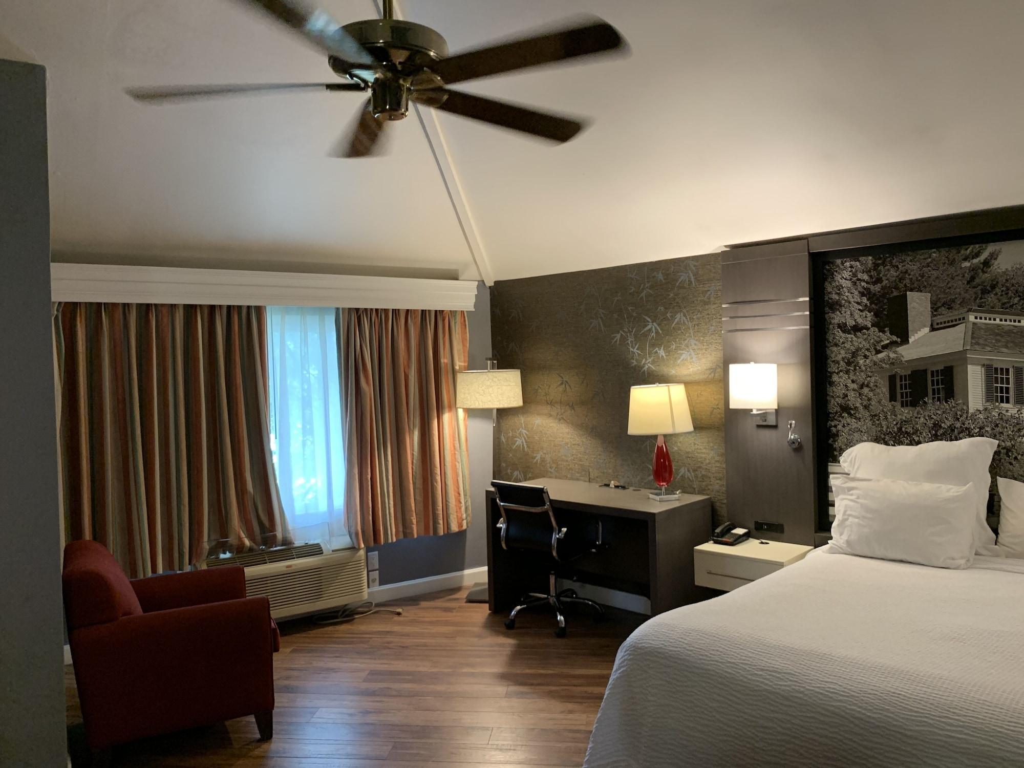 Super 8 By Wyndham Sturbridge Hotel Exterior photo