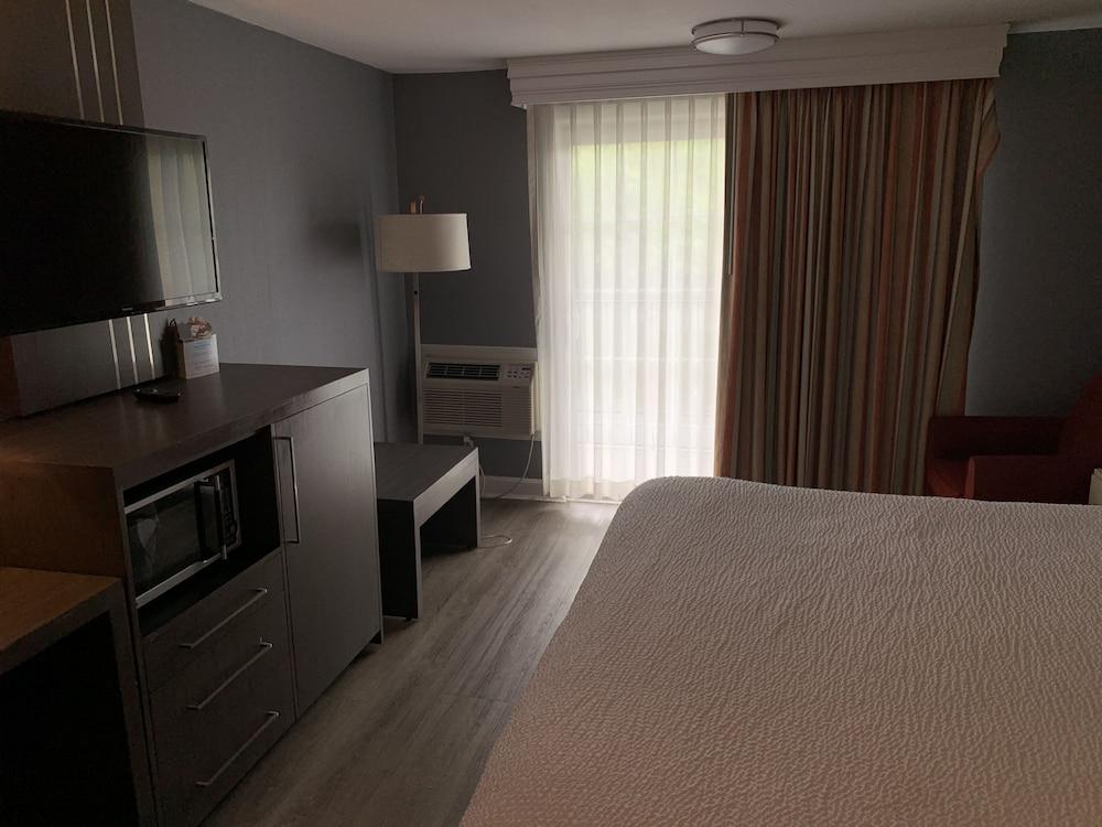 Super 8 By Wyndham Sturbridge Hotel Exterior photo