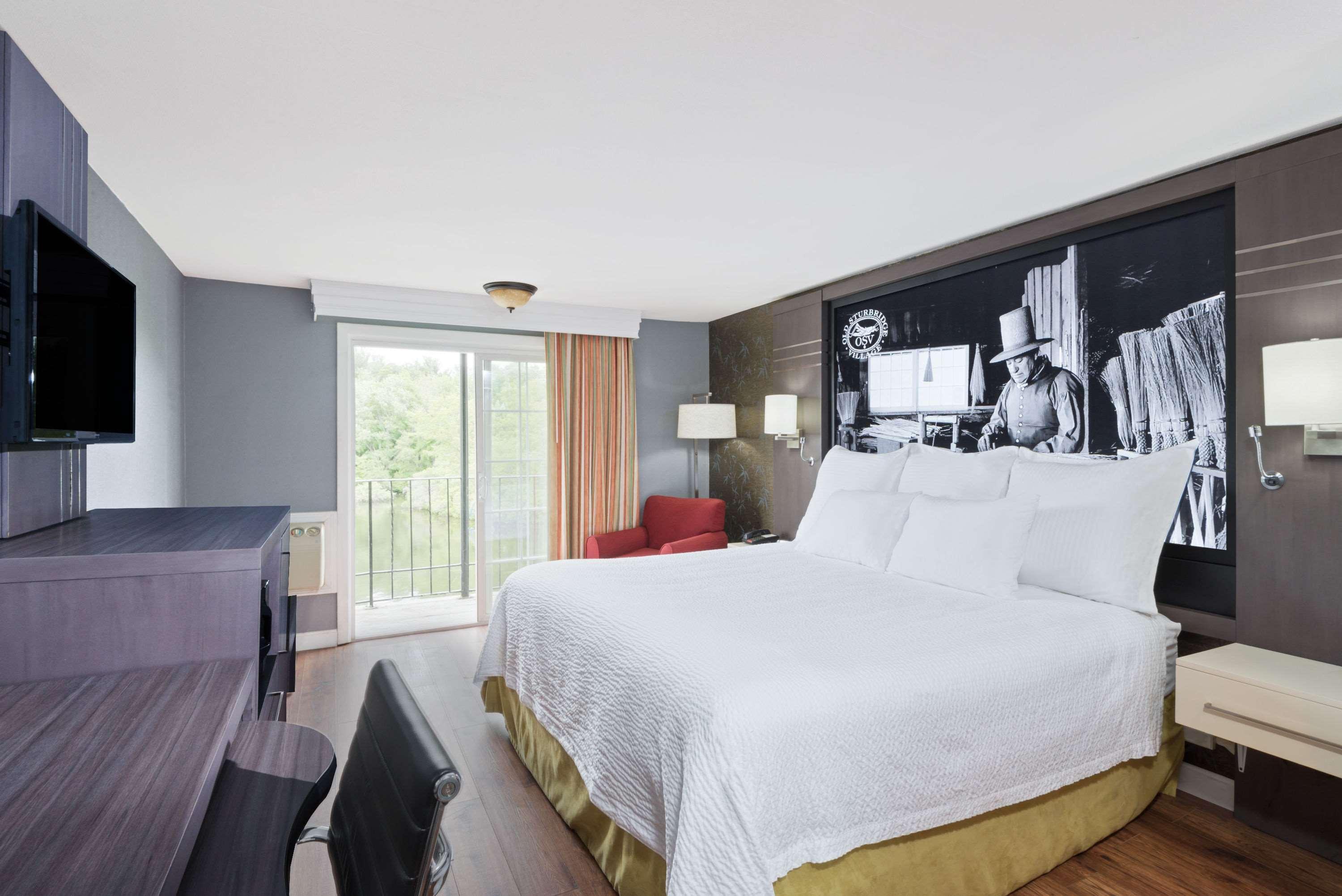 Super 8 By Wyndham Sturbridge Hotel Exterior photo