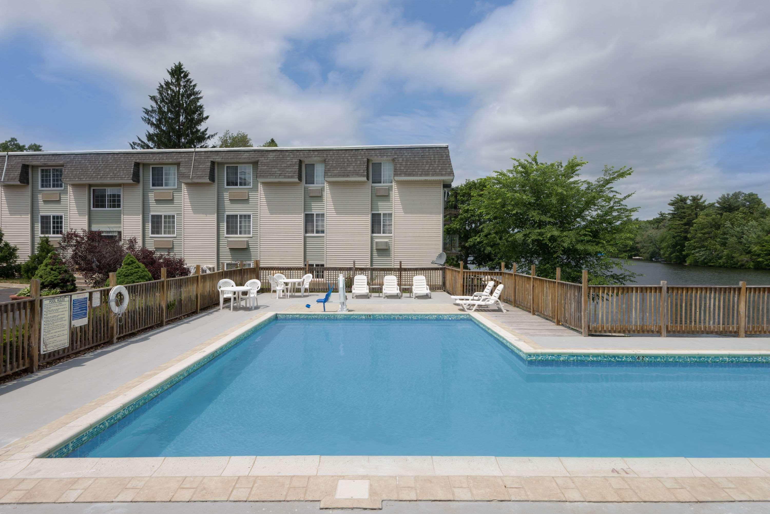 Super 8 By Wyndham Sturbridge Hotel Exterior photo