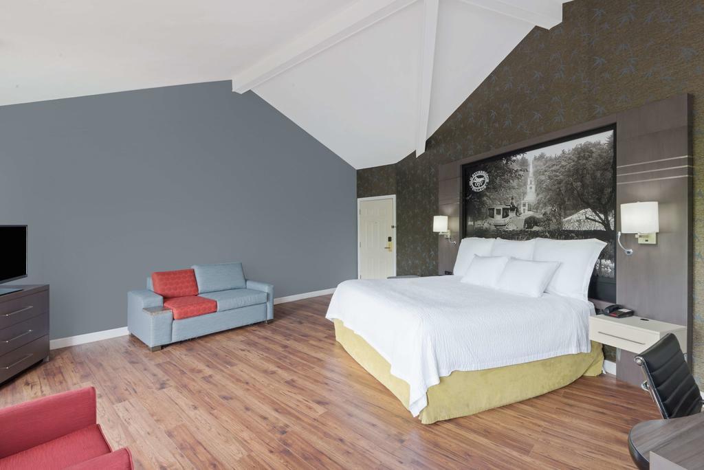 Super 8 By Wyndham Sturbridge Hotel Exterior photo