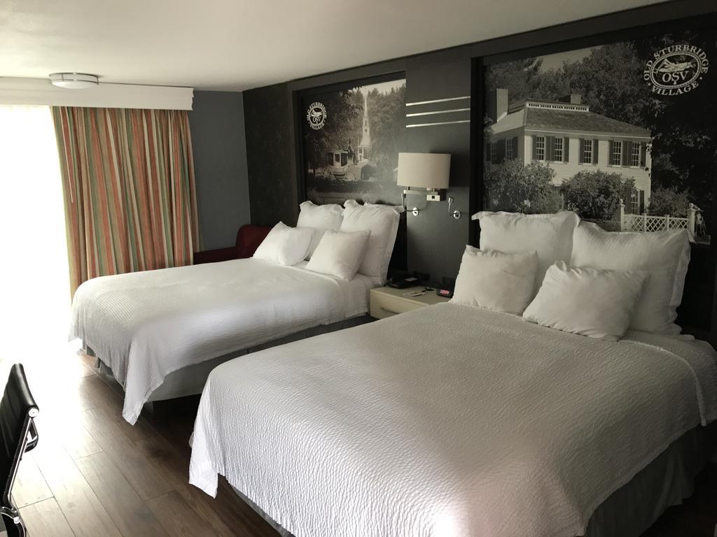 Super 8 By Wyndham Sturbridge Hotel Exterior photo