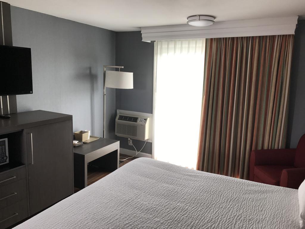 Super 8 By Wyndham Sturbridge Hotel Exterior photo