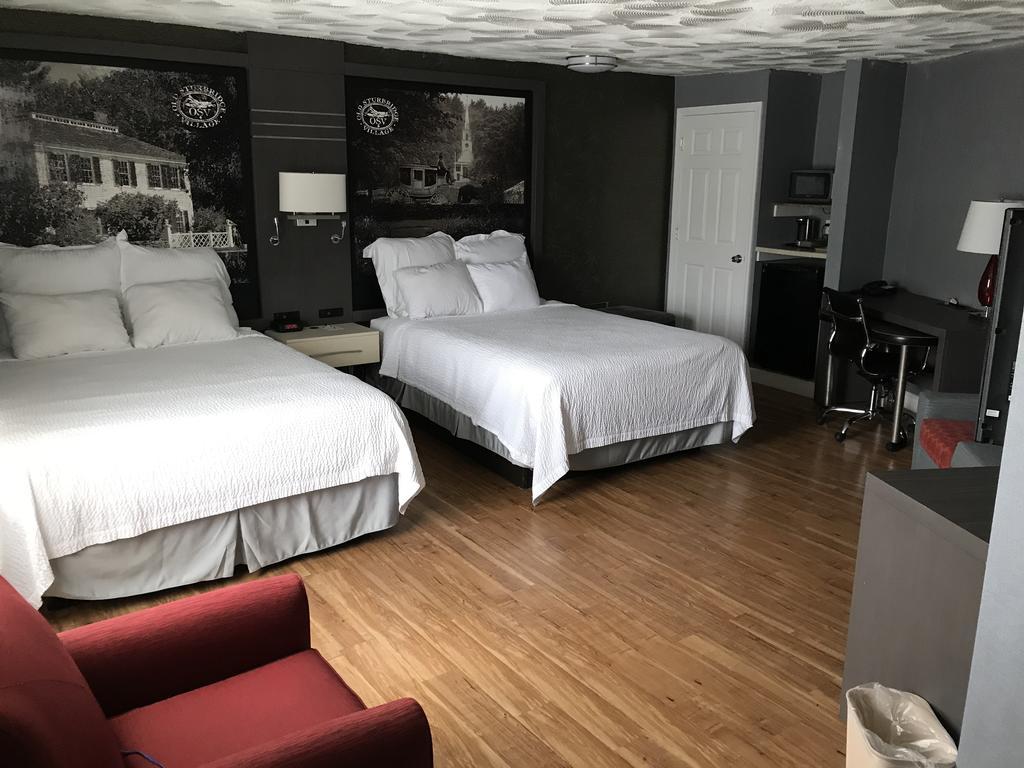 Super 8 By Wyndham Sturbridge Hotel Exterior photo