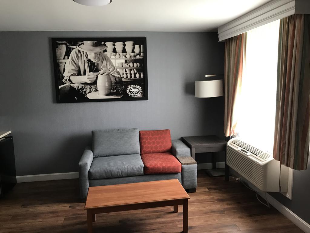 Super 8 By Wyndham Sturbridge Hotel Exterior photo