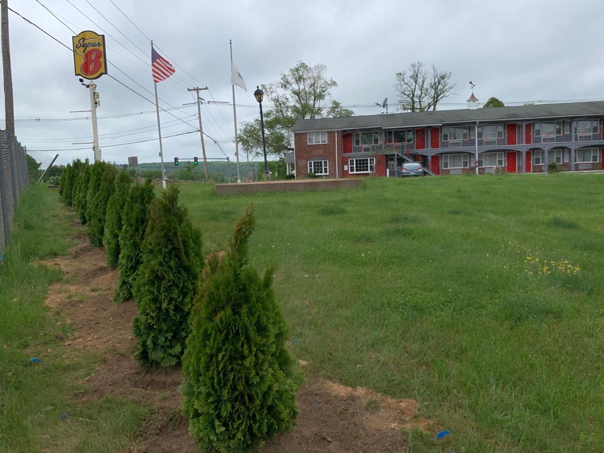 Super 8 By Wyndham Sturbridge Hotel Exterior photo