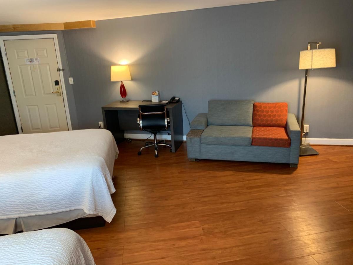 Super 8 By Wyndham Sturbridge Hotel Exterior photo